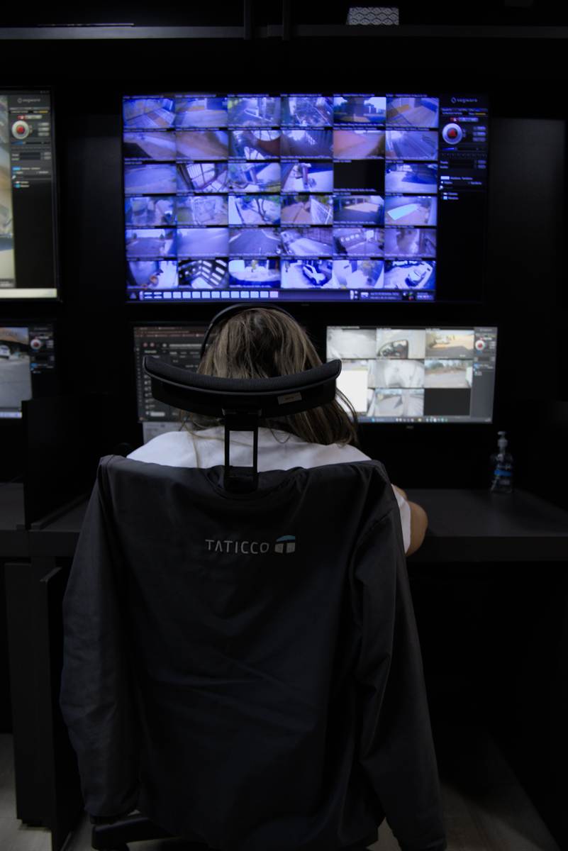 Operadora em central de monitoramento Taticco